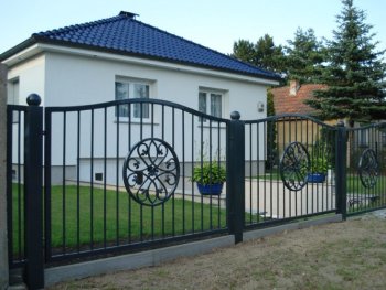 Outdoor Decor With Wrought Iron Fences